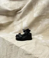 Sandalias con plataforma de gamuza color marrón y tiras de cuero sintético plateado.