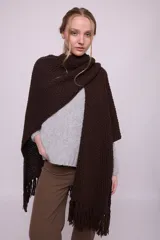Ruana tejida en lana merino color marrón chocolate, con textura de punto musgo y flecos en los bordes.
