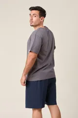 Bermuda azul marino de corte suelto en friza melange, con cintura elástica, cordón de ajuste y bolsillos laterales.