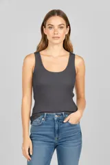 Musculosa gris de bretel ancho y cuello redondo, confeccionada en tejido de punto acanalado.