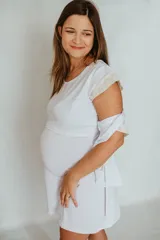 Camisón blanco de algodón con mangas cortas con detalle de puntilla y abertura horizontal en el pecho para amamantar.