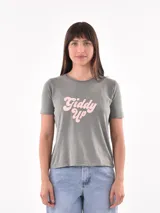Remera gris con estampa rosa con la frase "Giddy Up".