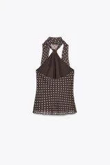 Top marrón con lunares blancos, cuello halter con fornitura dorada y bufanda integrada. Espalda descubierta y forro interior.