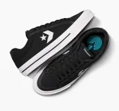 Championes Converse Sport negros con logo blanco en forma de estrella y galón.