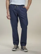 Pantalón largo azul con cintura elástica y cordón ajustable.