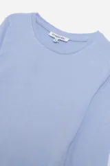 Remera de manga larga color rosa pálido, con cuello redondo.