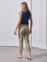 Pantalón capri verde esmeralda de gabardina elastizada, marca Zac & Reachel. Pretina ancha elastizada. Delantera con bolsillos simulados. Trasera con bolsillos simulados.