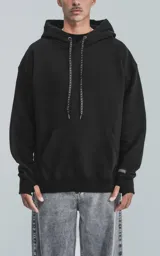 Canguro negro oversize de frisa premium con capucha ajustable y puños elastizados.