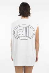 Musculosa azul con efecto gastado y logo estampado en el pecho. Corte amplio y sin mangas.