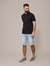 Remera polo color beige, de piqué de algodón, con cuello clásico y tapeta de dos botones.