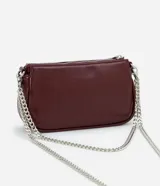 Bolso baguette pequeño de material sintético texturizado color borgoña con asas de cadena.