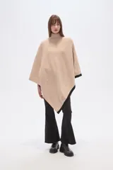 Poncho beige de poliéster con cuello alto y terminaciones en negro.