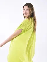 Vestido camisero blanco con corte irregular y mangas cortas.