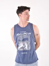 Musculosa gris con estampado de Nueva York en el frente.