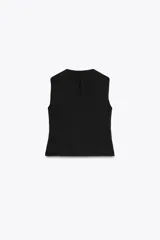 Chaleco negro de Zara Woman Collection, con escote pico y sin mangas. Presenta falsos bolsillos de vivo en el delantero, bajo asimétrico y cierre frontal cruzado con botones.