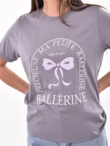 Remera blanca de algodón con estampado de limones y texto en azul.