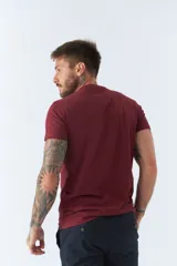 Remera de hombre color borgoña con logo circular de la marca Brookfield estampado en el frente.