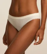 Bombacha bikini color crema con textura acanalada y detalle de puntilla en los bordes.