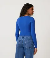 Blusa cropped azul de punto acanalado con escote en V, mangas largas y fruncido frontal.