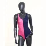 Malla enteriza de lycra bicolor, rosa y azul marino, con logo de la marca Fila estampado en el lateral.