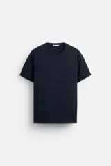 Camiseta de hombre slim fit color azul marino, de manga corta y cuello redondo.