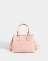 Cartera tipo city color rosa viejo, con correa regulable desmontable, manijas superiores, pouch interno con cierre y broche con botón para cerrado.