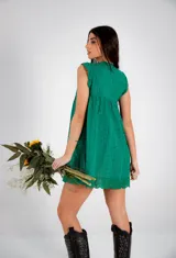 Vestido corto verde esmeralda con bordado calado, escote en V, sin mangas y corte evasé.