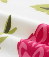 Remera blanca de algodón con estampa de piña con follaje enmarcada con flores.