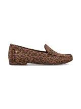 Mocasín de cuero nobuck con estampado animal print, taco forrado y remache metálico con logo de marca.