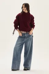 Jean de mujer, color azul medio lavado, tiro alto y corte ancho (wide leg).