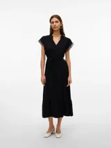 Vestido midi negro de tejido plano, con escote en V con cordones ajustables y mangas cortas con detalle de calado o puntilla. Presenta un lazo para ajustar a la cintura y falda con corte en capas que termina en un ruedo con volado.
