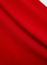 Vestido midi rojo asimétrico de tejido fluido, con un hombro descubierto, manga larga y cintura drapeada.