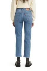 Pantalón de jean celeste de corte recto, tiro alto y cierre con botones.