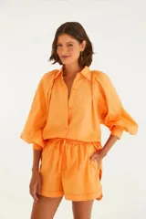 Shorts celestes con cintura elástica y cordón ajustable.