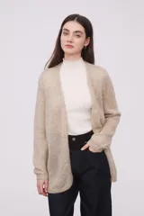 Cárdigan beige de punto con textura de lana, corte holgado y mangas largas.