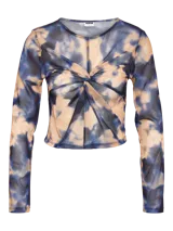 Top de mangas largas de tul con estampado tie-dye en tonos azules y beige, con nudo en el centro del busto.