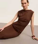 Vestido midi marrón texturizado de algodón, con escote bote y sin mangas, con leve drapeado lateral.