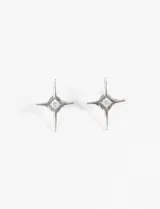 Caravanas doradas con diseño de estrellas y strass en el centro.