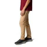 Pantalón chino color beige, de corte recto, con cinco bolsillos y tecnología Omni-Shield™ que repele la humedad y resiste las manchas.