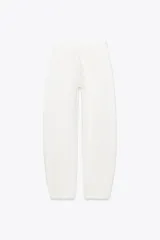 Pantalón de tiro medio confeccionado en hilatura de algodón color blanco. Cuenta con trabillas en la cintura, bolsillos laterales ocultos en costura y cierre frontal con cremallera, botón y ganchos metálicos.