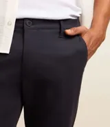 Pantalón de vestir color gris claro, de corte slim fit y largo cropped.