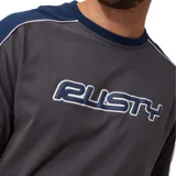 Remera gris con mangas cortas, cuello redondo y estampado con el logo de la marca en el pecho. Mangas y cuello en azul marino con ribete blanco.