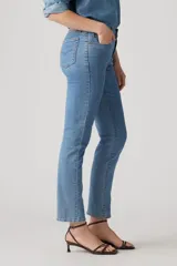Pantalón de jean celeste de tiro alto y corte recto.