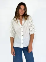 Camisa blanca de lino con mangas 3/4 de crochet.