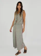 Pollera larga color dorado, tejida en hilo de lino con aberturas laterales.