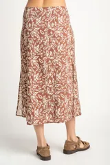 Falda midi de viscosa color marrón con estampado de hojas en color crema.