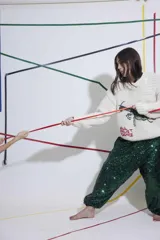 Sweater tejido a mano en lana merino color crudo, con cuello redondo y puños ajustados. Presenta un bordado de una mantis religiosa y la frase "All must dance" en el frente.