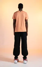 Remera color canela de algodón pima peruano, corte slim fit y cuello redondo. Con pliegues diferenciales en cuello, mangas y cintura.