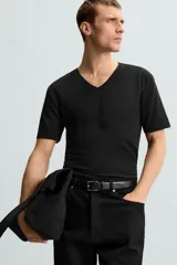 Camiseta negra de algodón con cuello en V y manga corta.