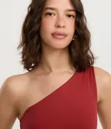 Body básico color durazno, con escote asimétrico y un solo hombro. Confeccionado en microfibra de poliamida y elastano.